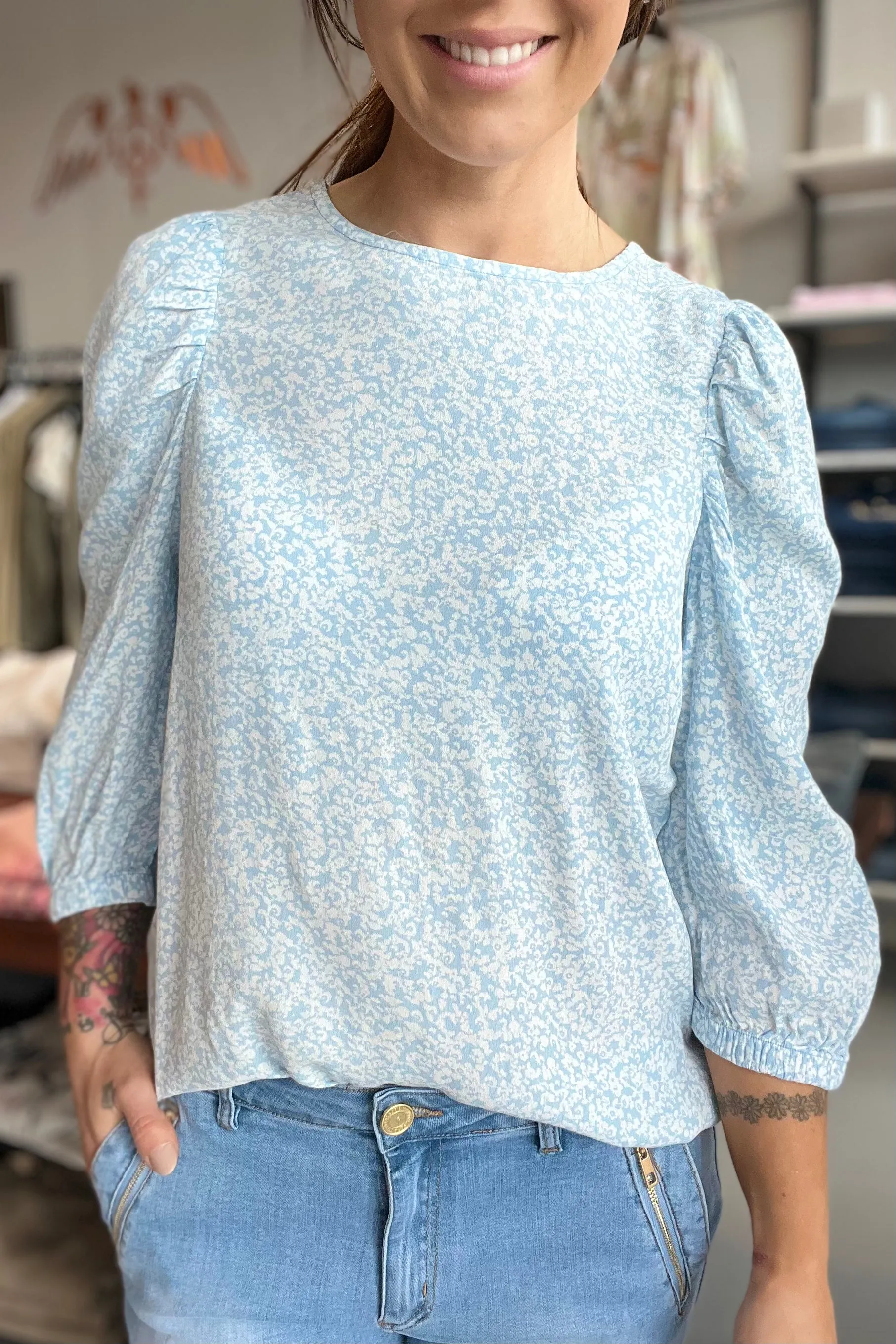 Elsie Bl Flower | Chambray blue mix | Bluse fra Freequent