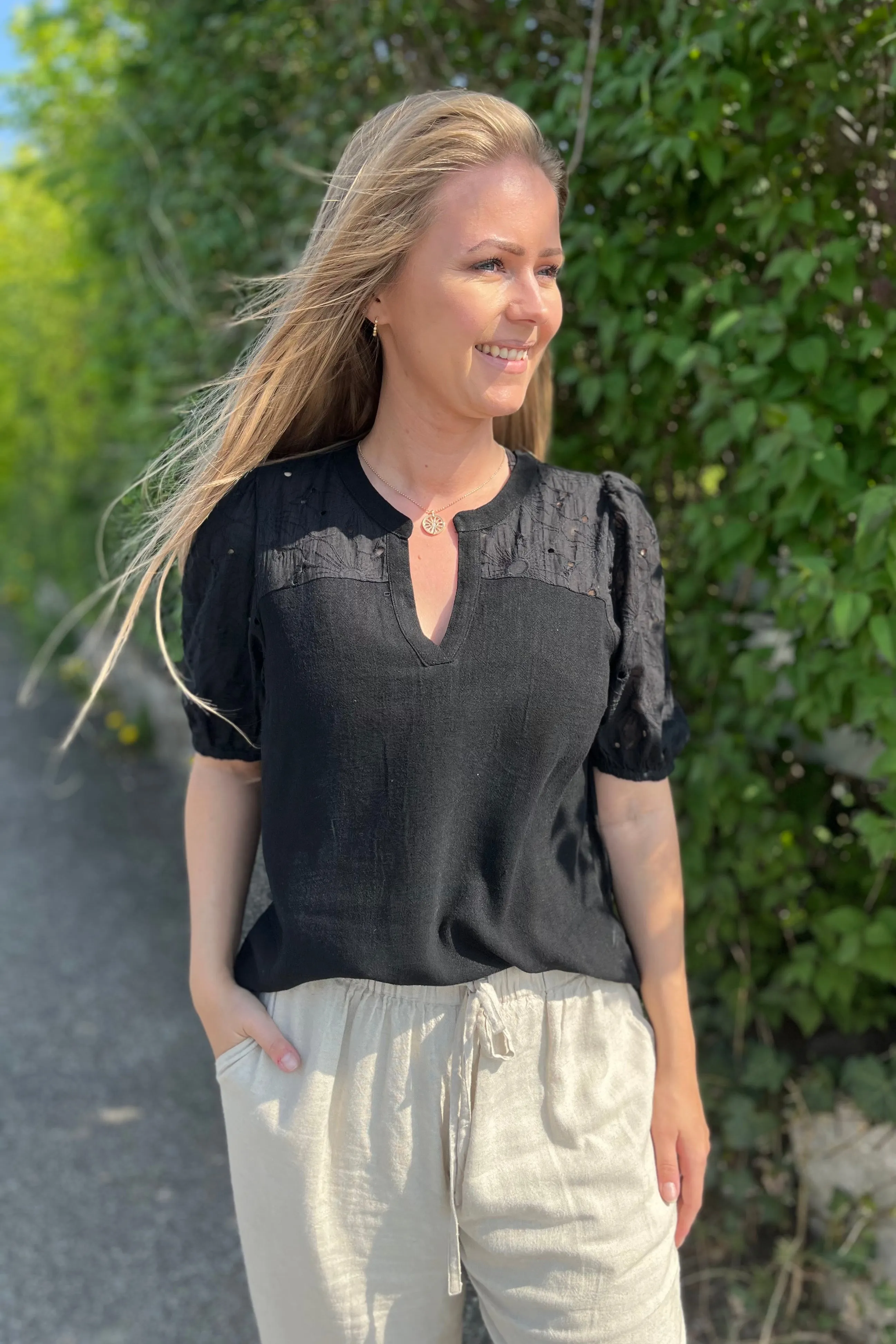 Lara Blouse | Black | Bluse fra Freequent