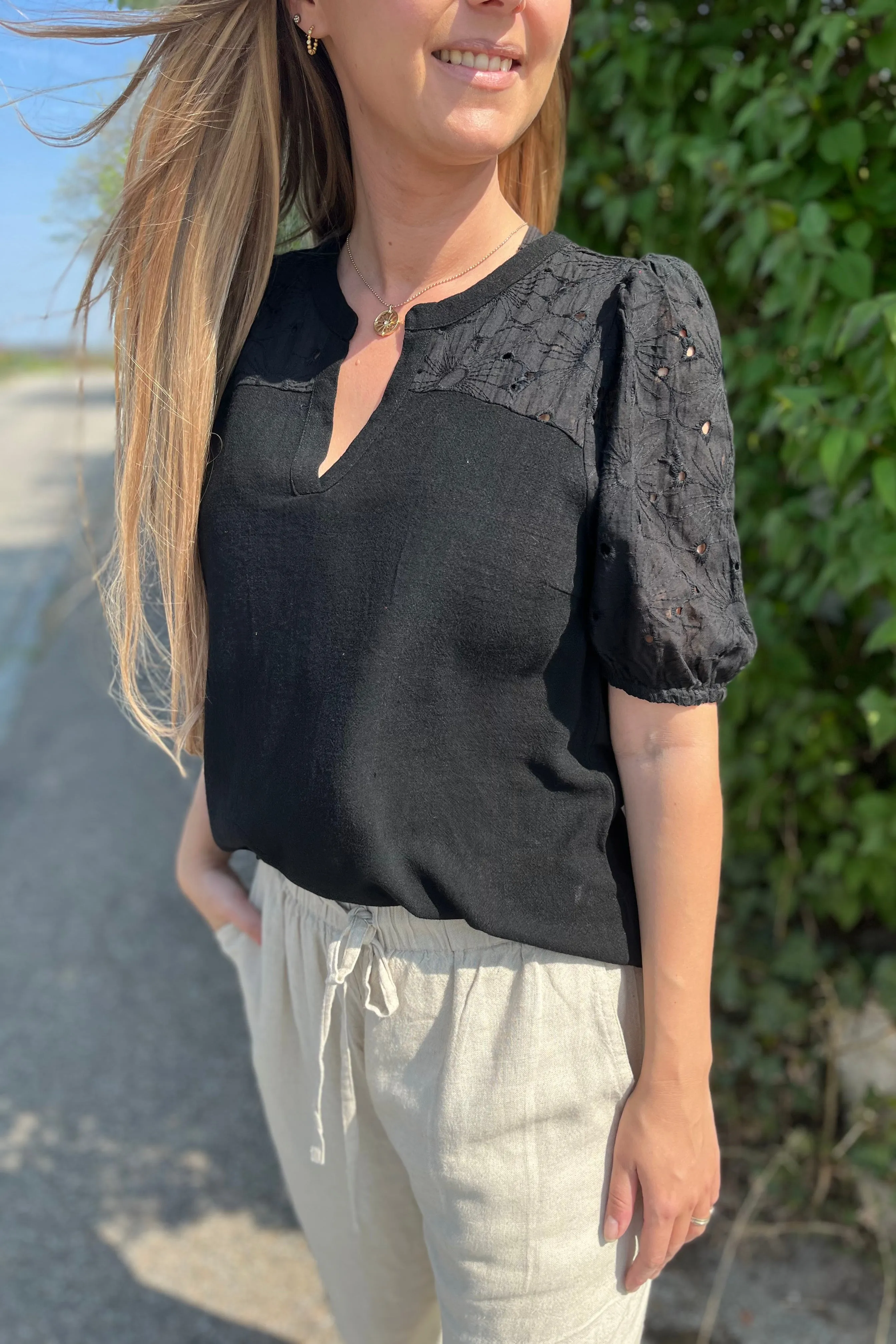 Lara Blouse | Black | Bluse fra Freequent