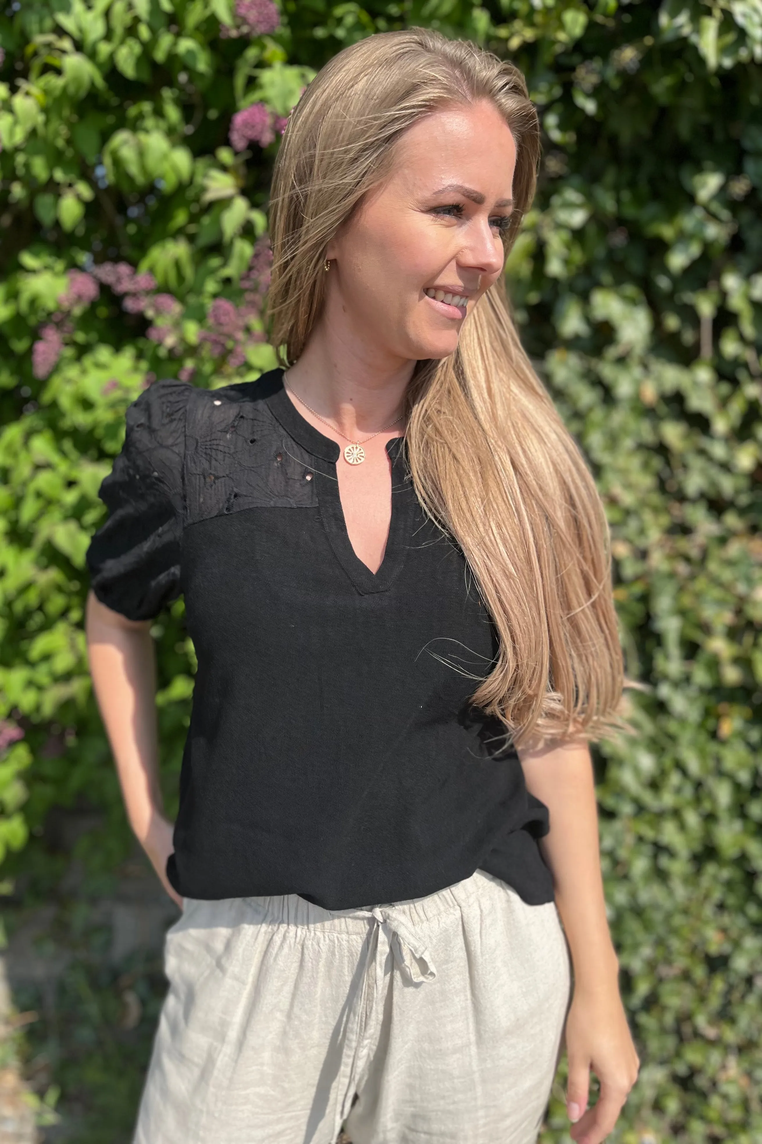 Lara Blouse | Black | Bluse fra Freequent