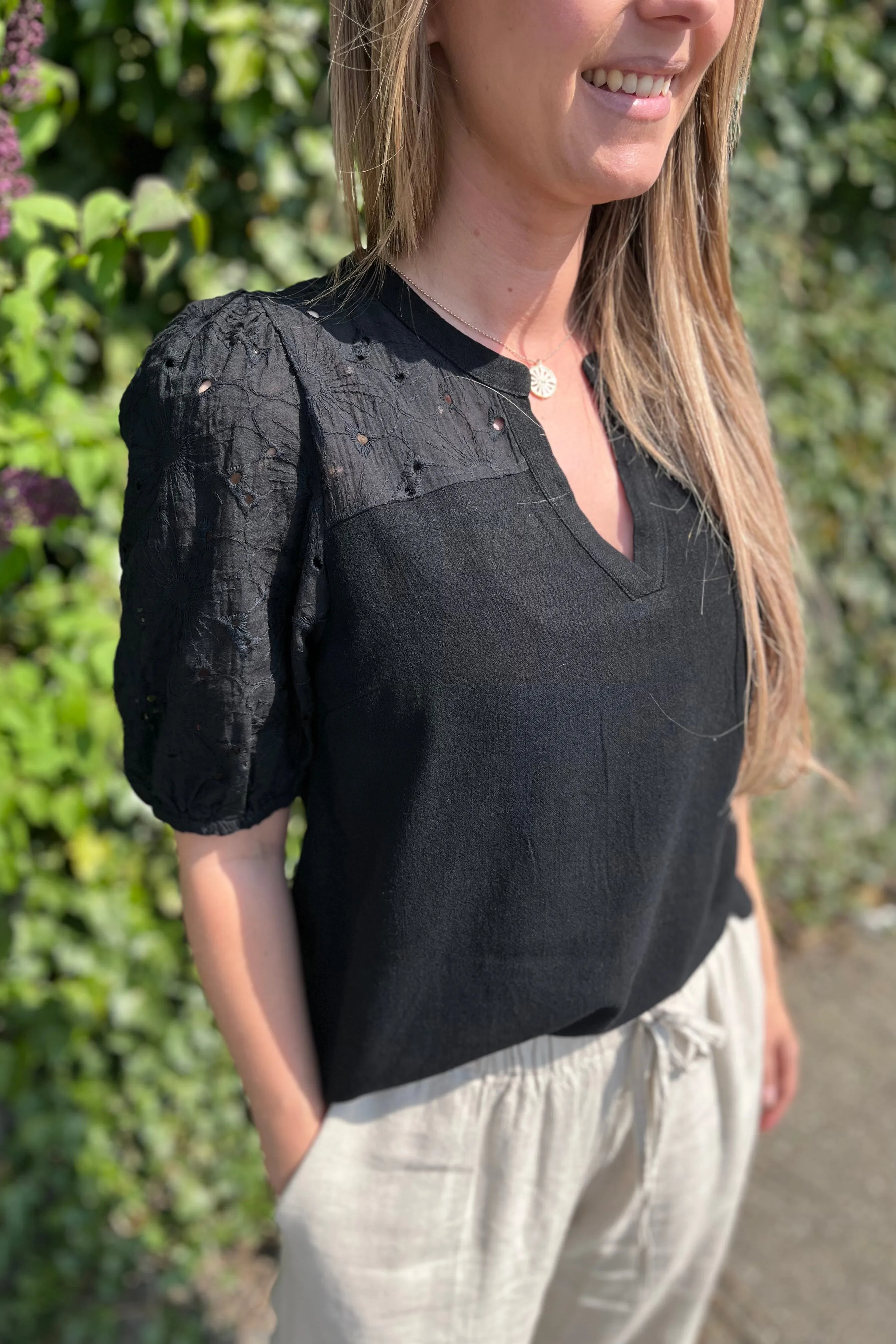 Lara Blouse | Black | Bluse fra Freequent