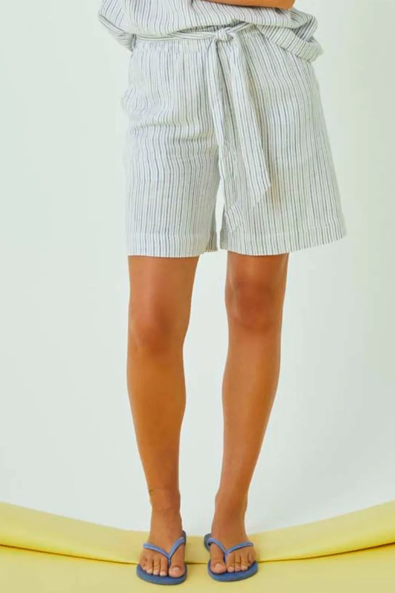 Lavara Shorts 204316 | Brilliant White W. Ultramarine | Shorts fra Freequent