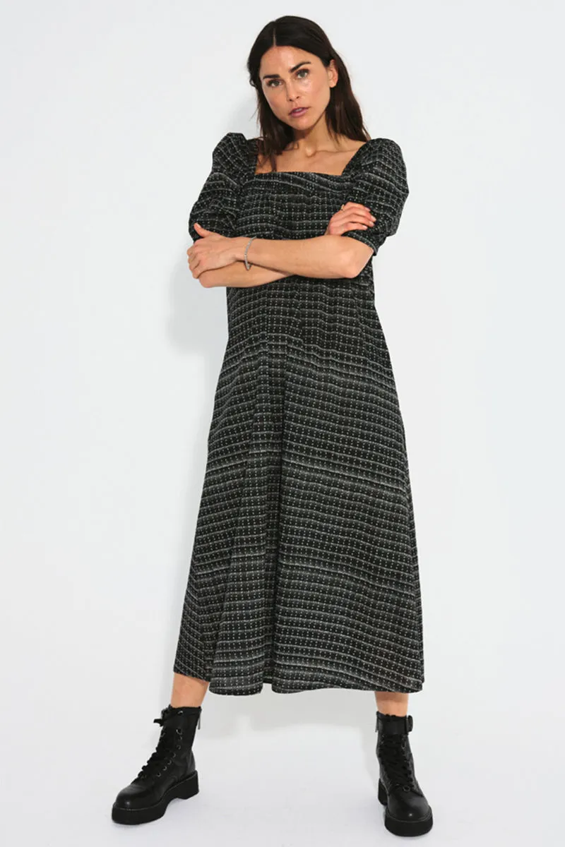 Tiia Dress | Black w. Off-white | Kjole fra Freequent