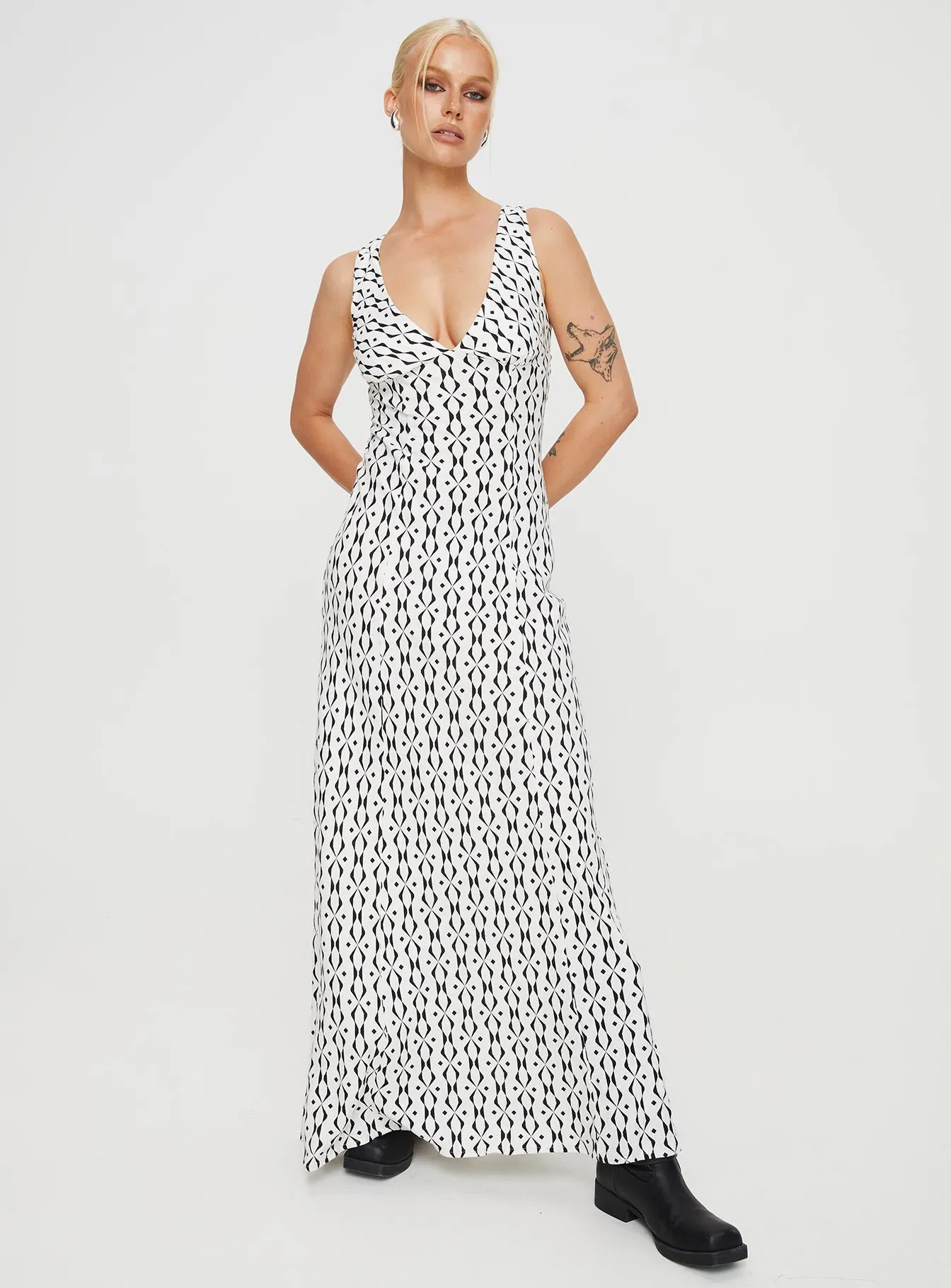 Verde Linen Blend Maxi Dress Black / White